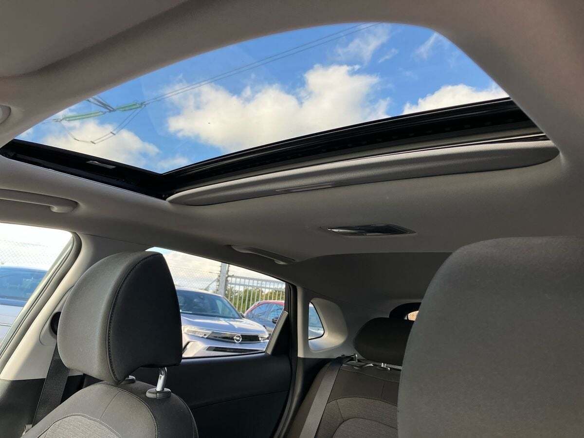 Grå Hyundai Kona fra 2021