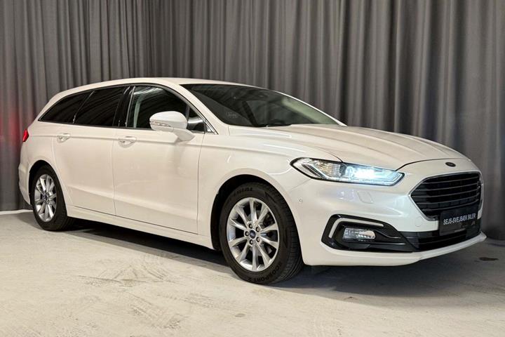 Hvid Ford Mondeo fra 2020 set udefra