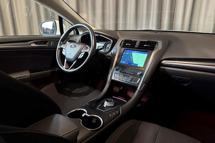Hvid Ford Mondeo fra 2020