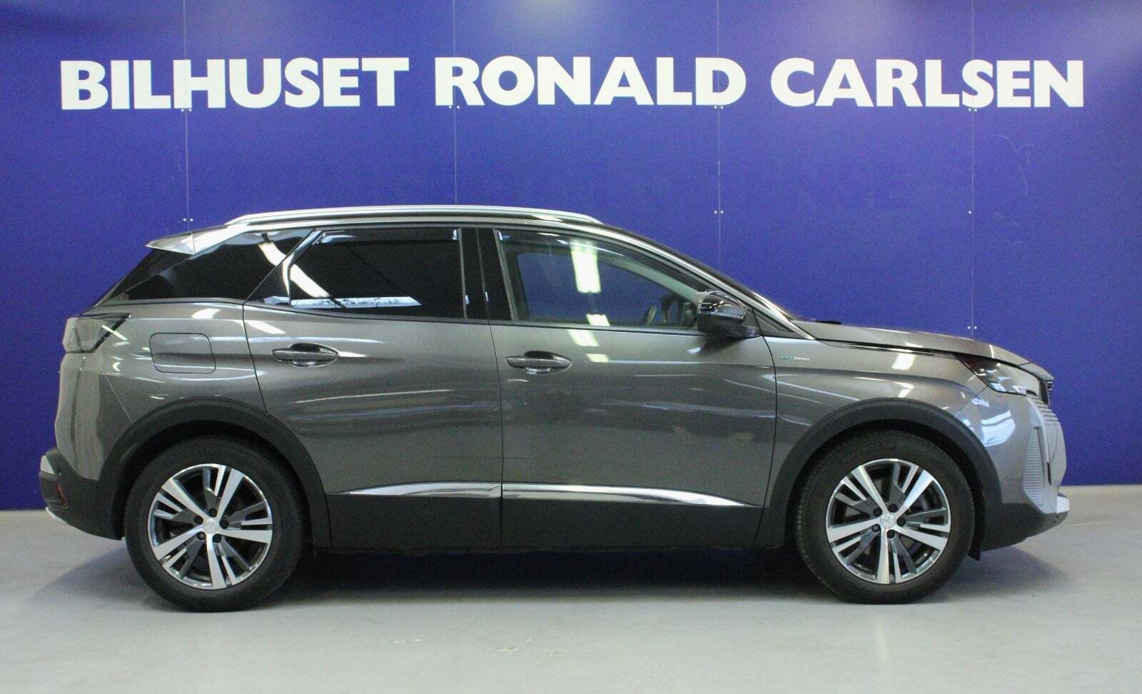 Grå Peugeot 3008 fra 2021