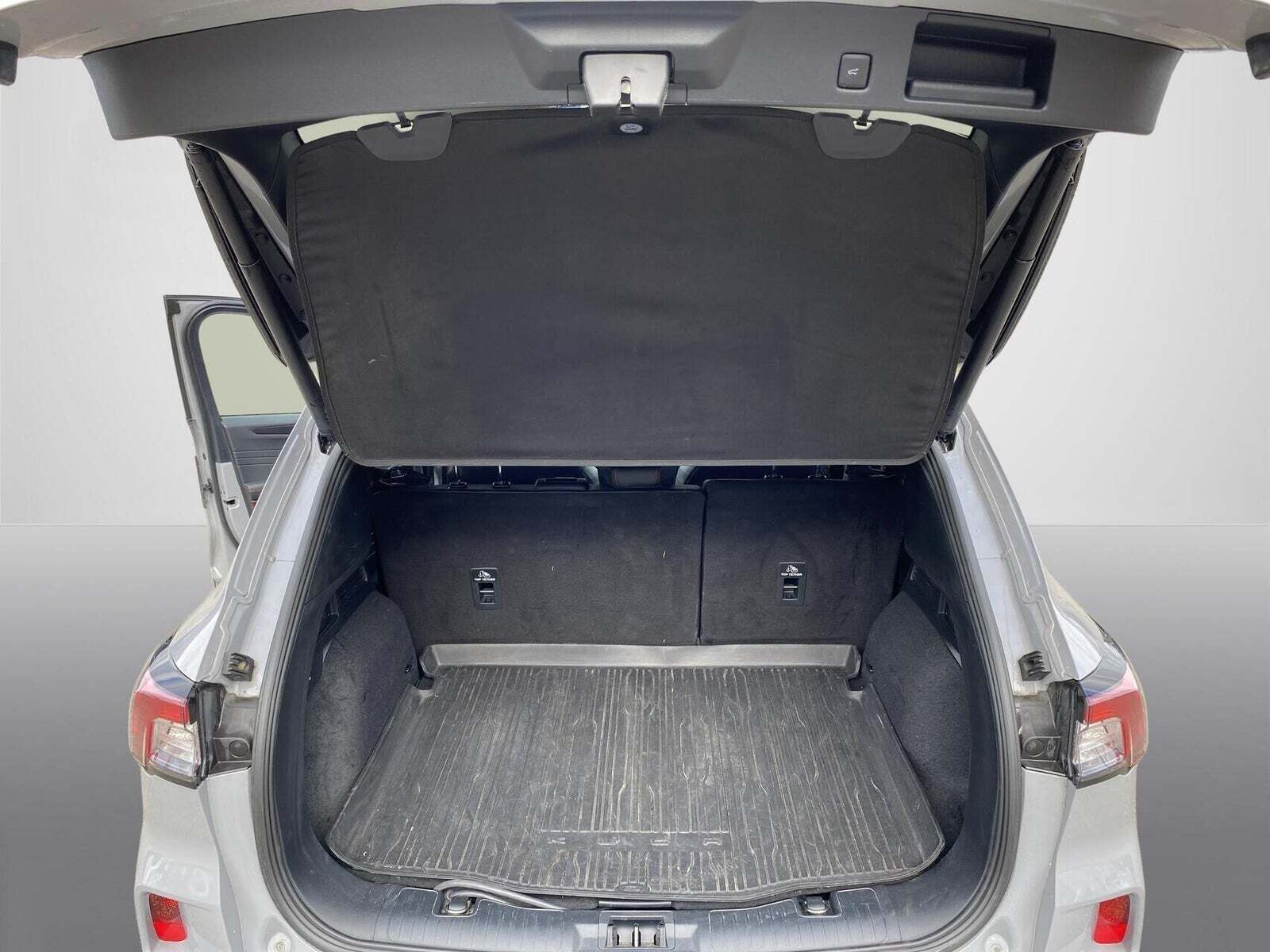 Grå Ford Kuga fra 2024