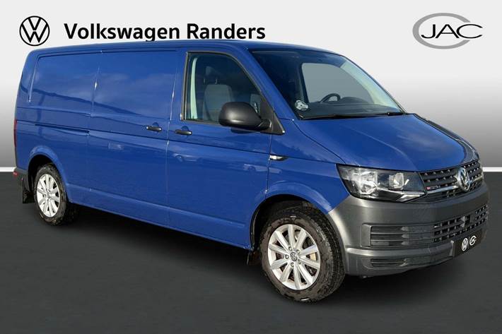 Blå VW Transporter fra 2018 set udefra