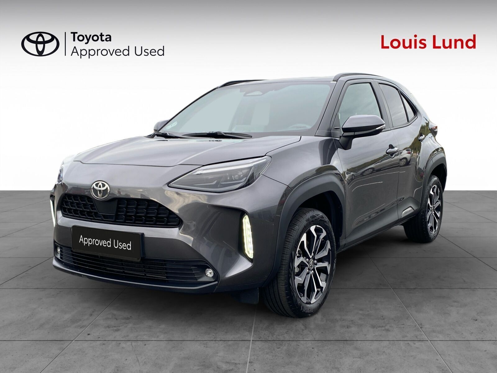 Grå Toyota Yaris Cross fra 2024 set udefra