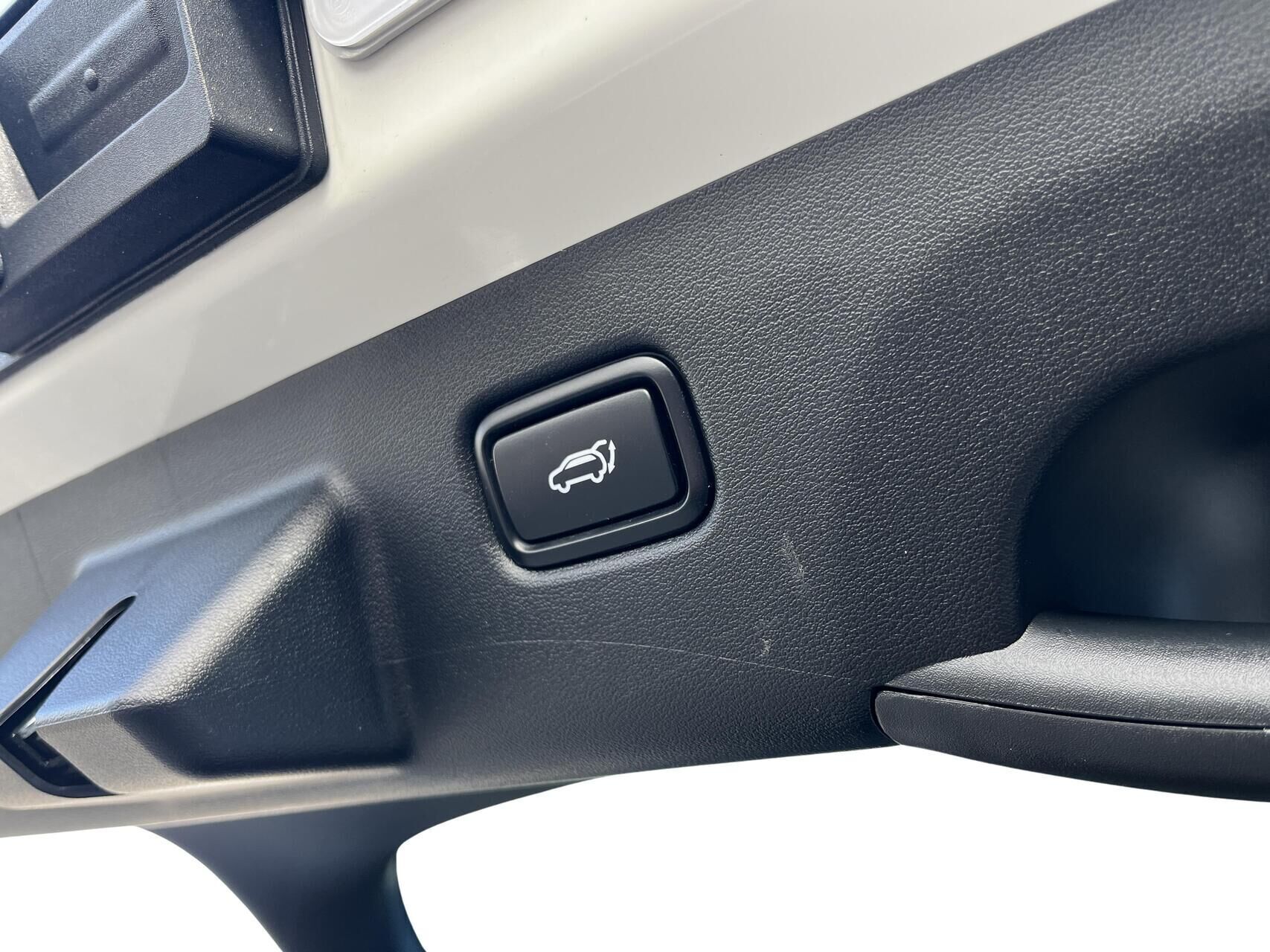 Hvid Kia EV6 fra 2024 set indefra