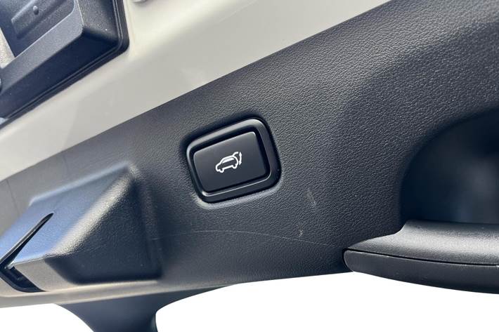 Hvid Kia EV6 fra 2024 set indefra