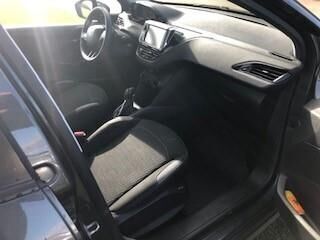 Grå Peugeot 208 fra 2015