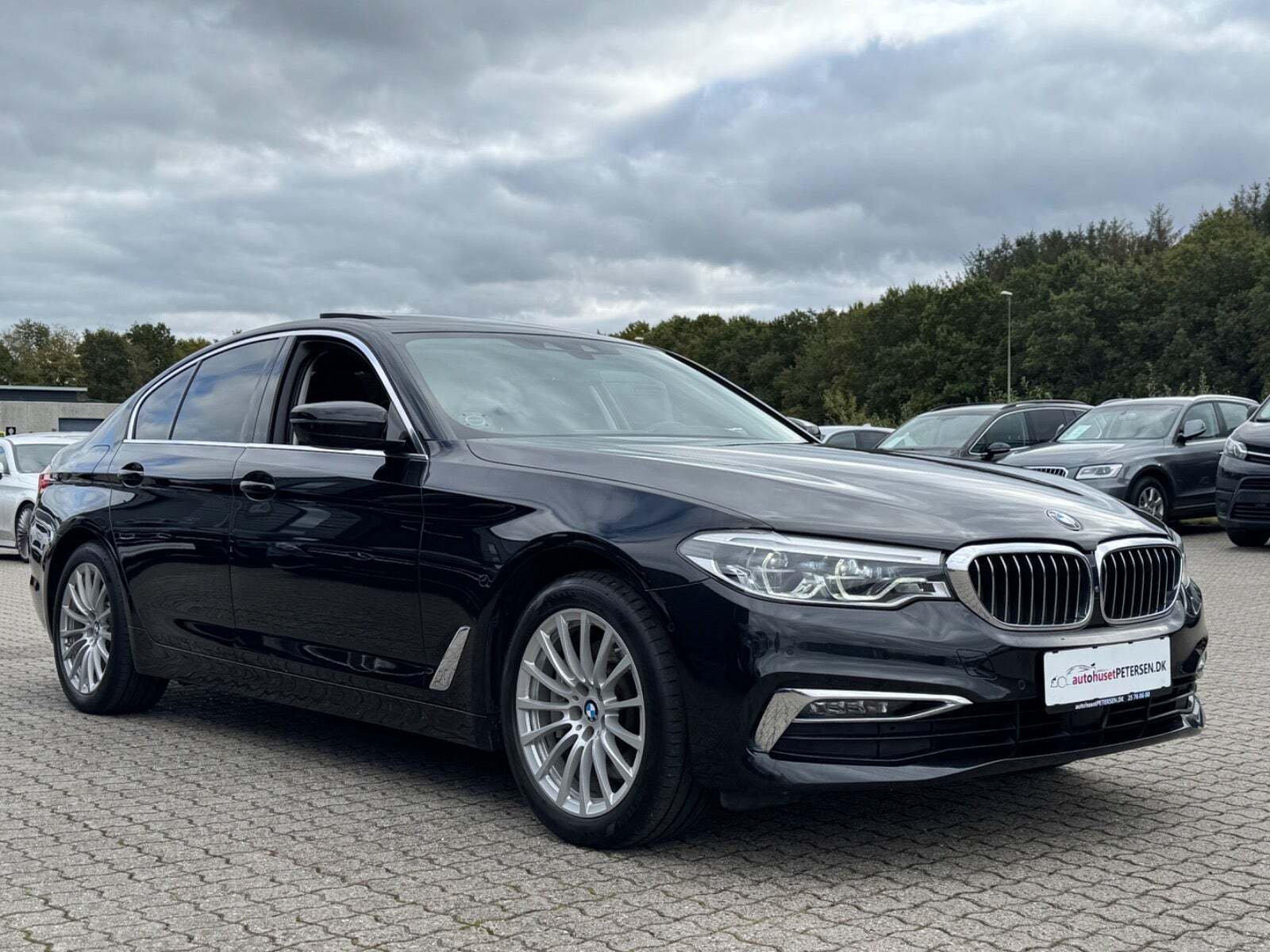 Sort BMW 530e fra 2020 set udefra