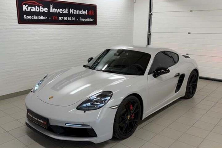 Grå Porsche 718 Cayman GTS fra 2018 set udefra
