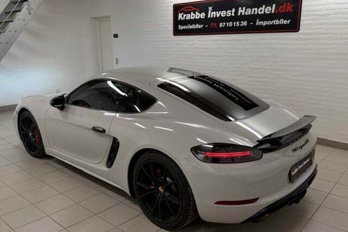 Grå Porsche 718 Cayman GTS fra 2018 set udefra