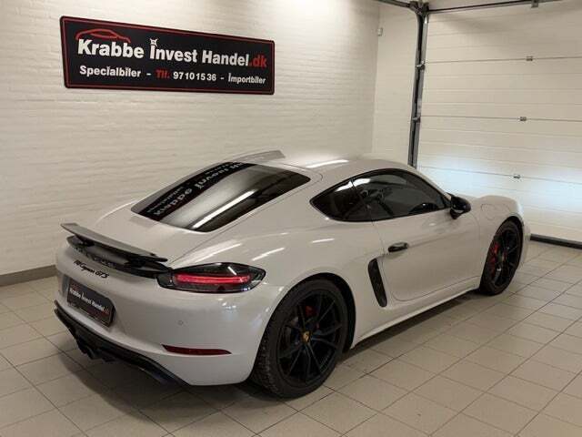 Grå Porsche 718 Cayman GTS fra 2018 set udefra