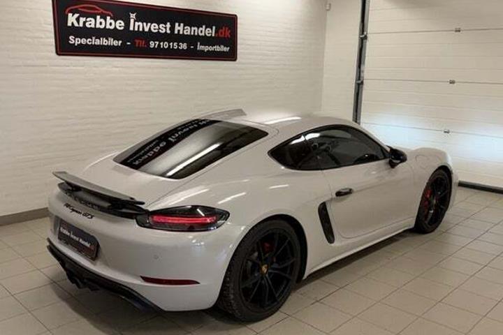 Grå Porsche 718 Cayman GTS fra 2018 set udefra