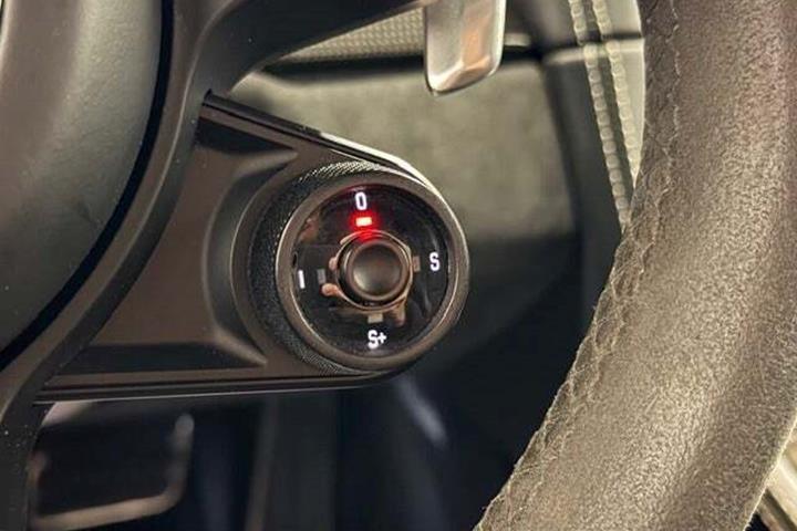 Grå Porsche 718 Cayman GTS fra 2018 set indefra