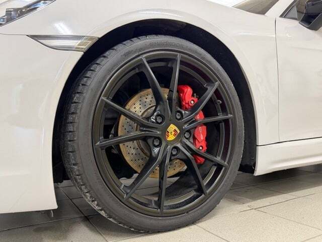 Grå Porsche 718 Cayman GTS fra 2018 set udefra