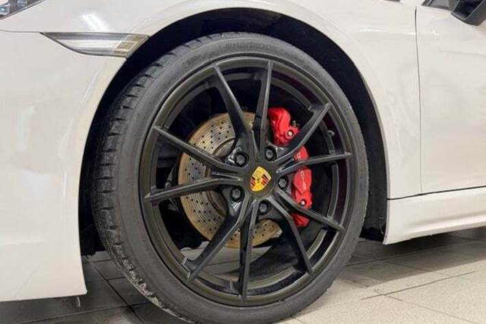 Grå Porsche 718 Cayman GTS fra 2018 set udefra