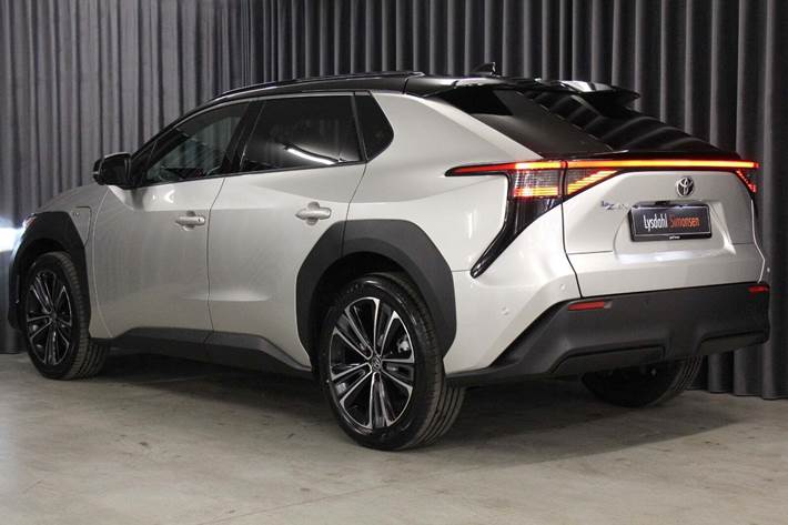 Grå Toyota BZ4X fra 2025