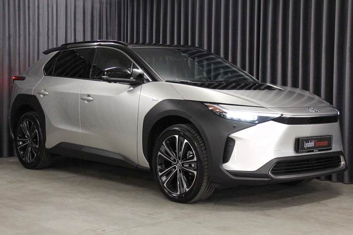 Grå Toyota BZ4X fra 2025 set udefra