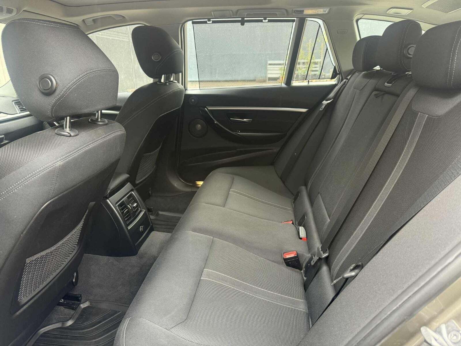 Beige BMW 320d fra 2016