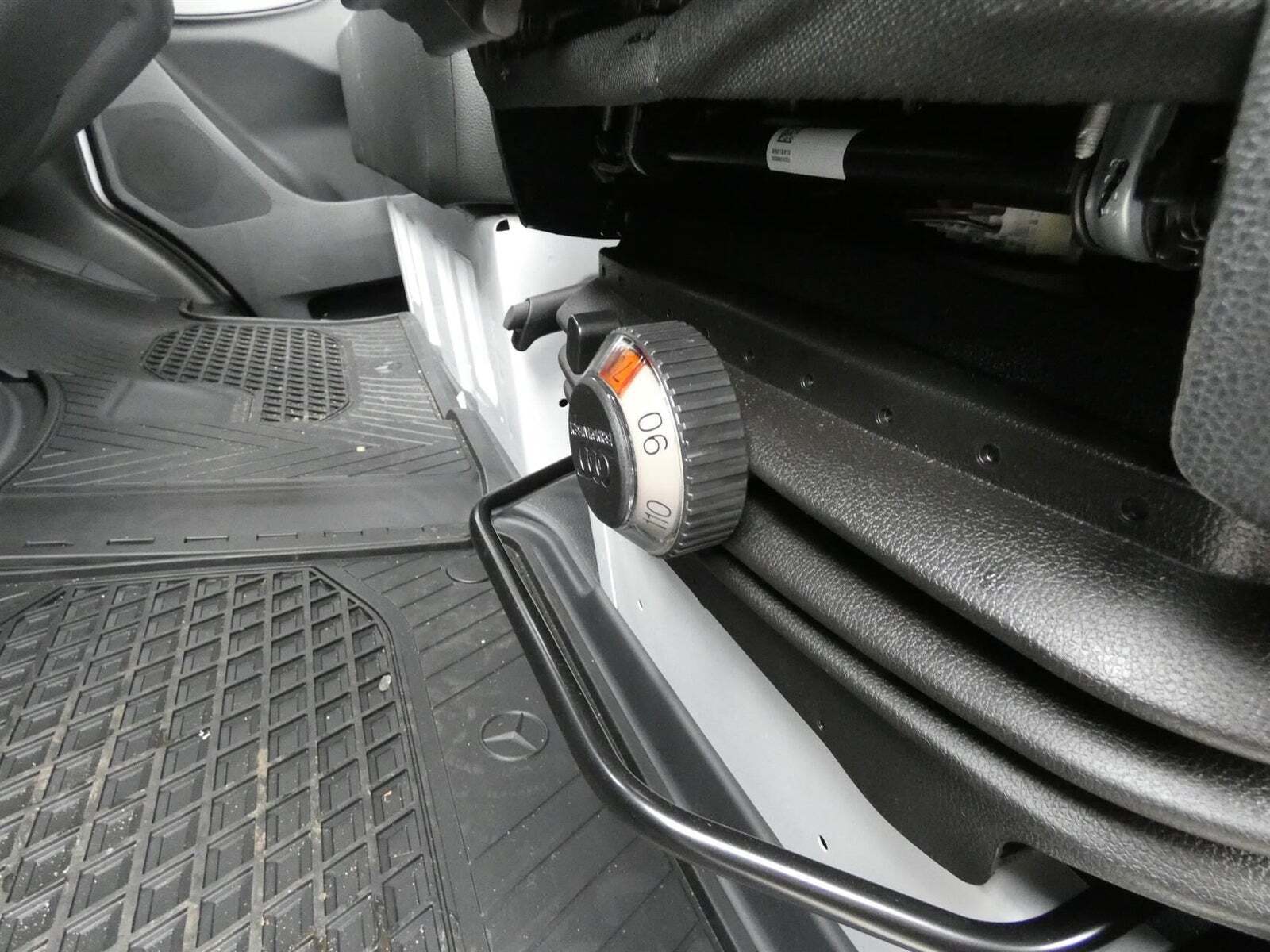 Hvid Mercedes Sprinter 317 fra 2024