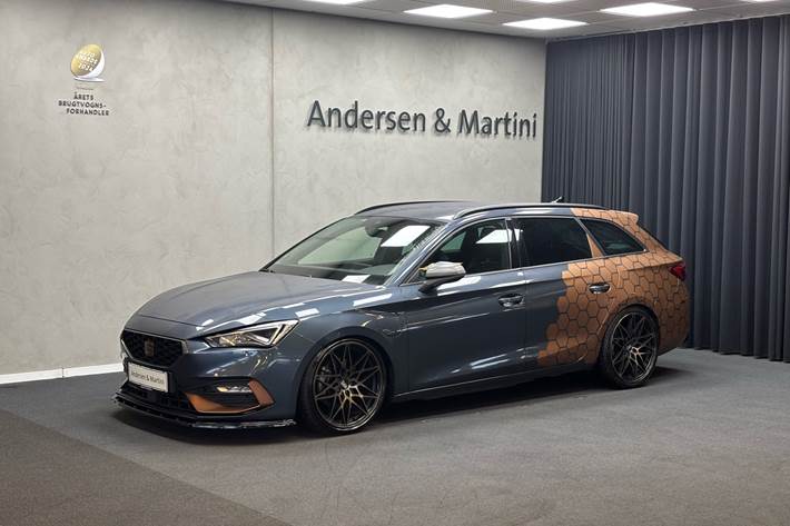 Grå Seat Leon fra 2020 set udefra