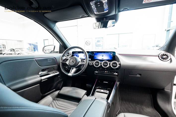 Hvid Mercedes EQA 300 fra 2024