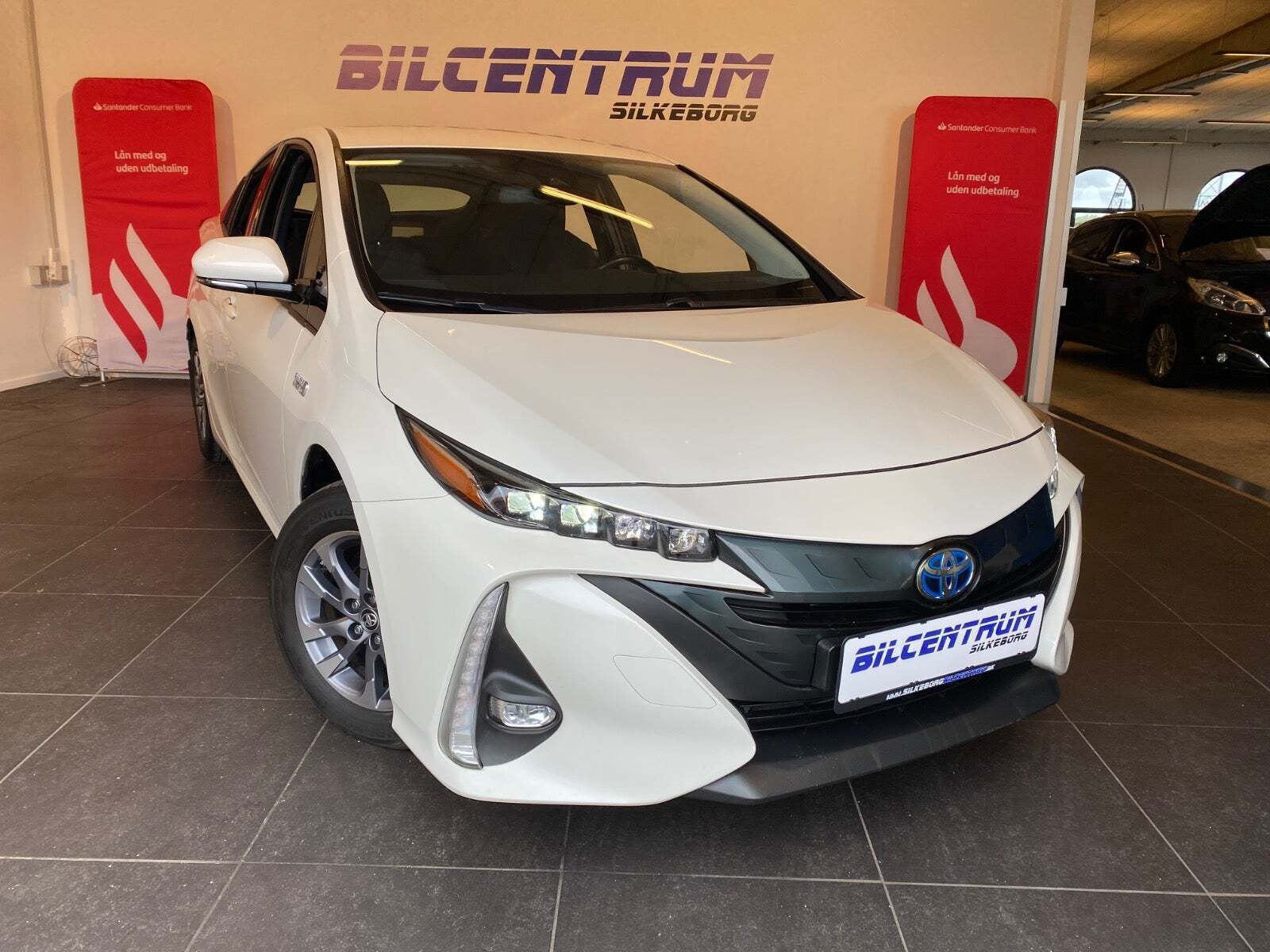 Hvid Toyota Prius fra 2019 set udefra
