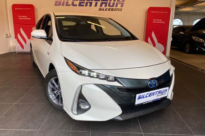 Hvid Toyota Prius fra 2019 set udefra