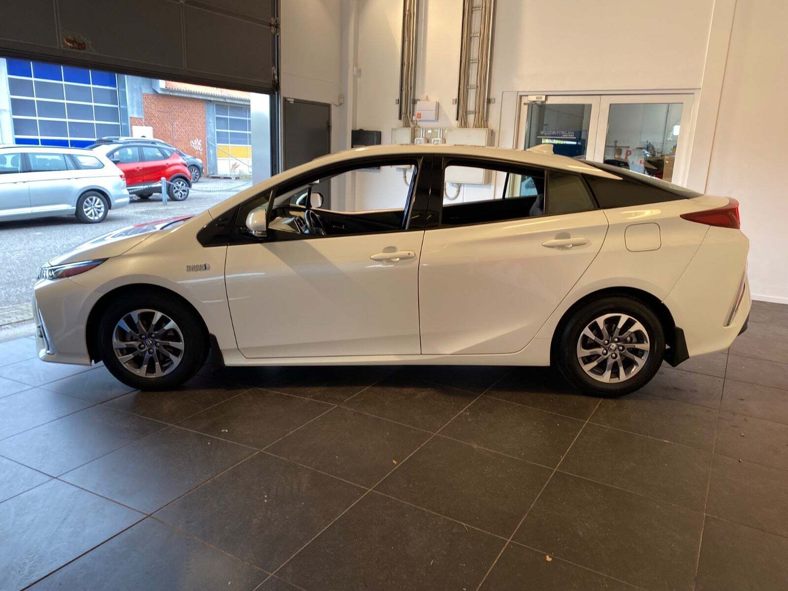 Hvid Toyota Prius fra 2019 set udefra