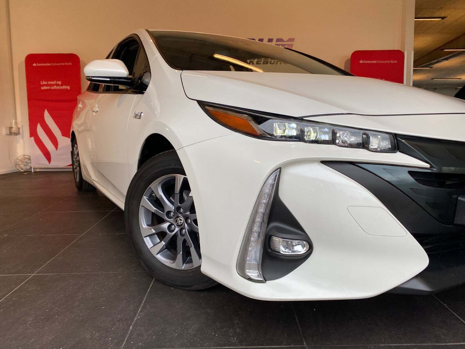 Hvid Toyota Prius fra 2019