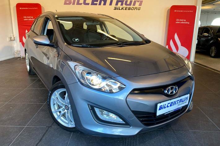 Grå Hyundai i30 fra 2014 set udefra