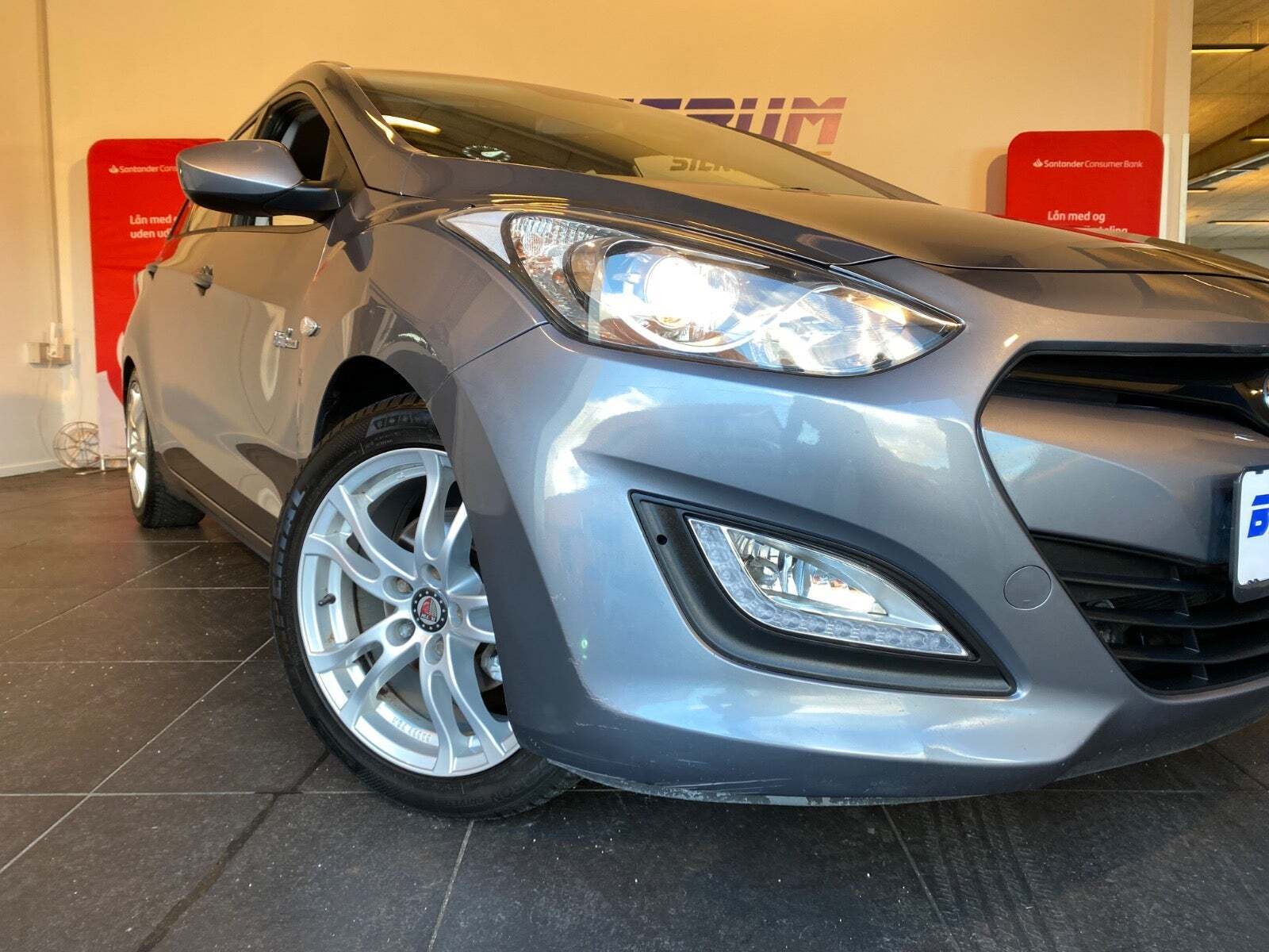 Grå Hyundai i30 fra 2014