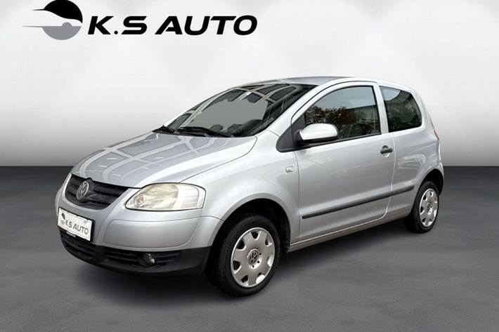 Sølv VW Fox fra 2006 set udefra