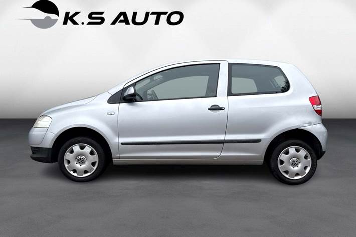 Sølv VW Fox fra 2006 set udefra