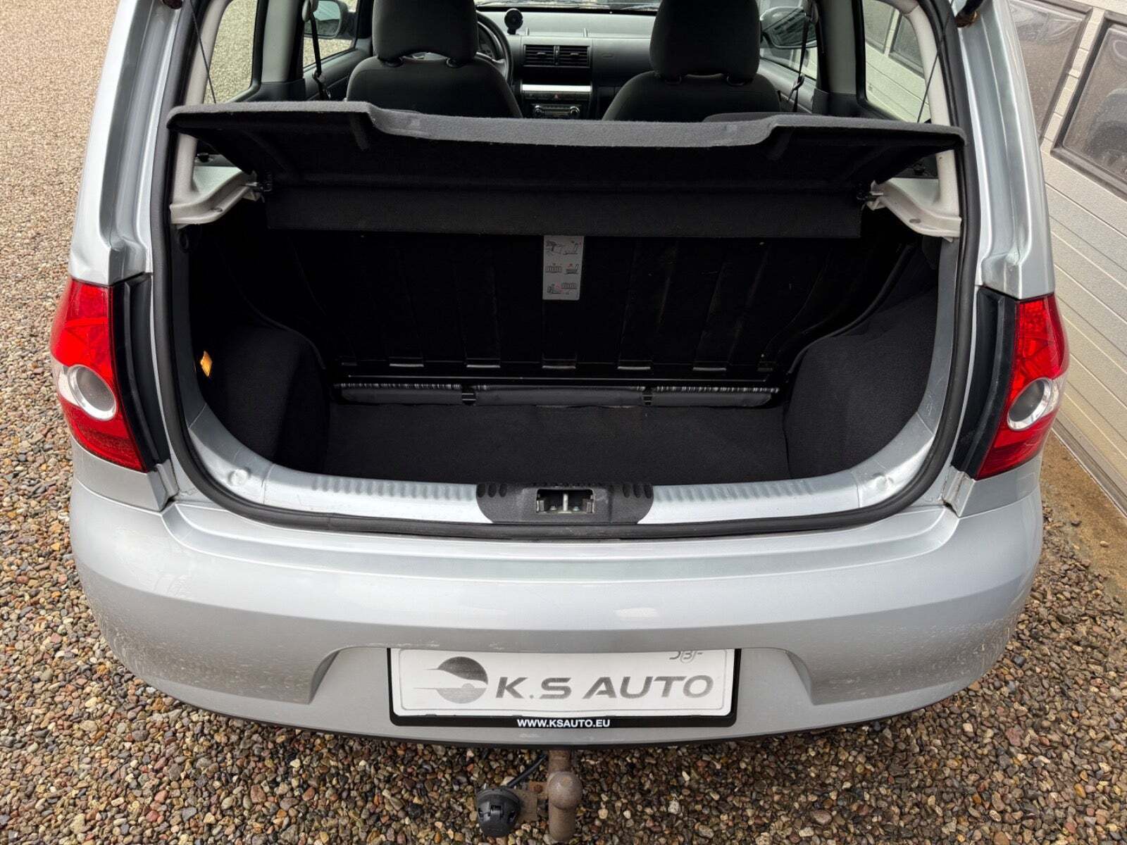 Sølv VW Fox fra 2006 set indefra