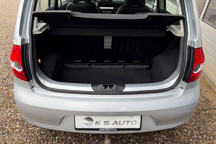 Sølv VW Fox fra 2006 set indefra