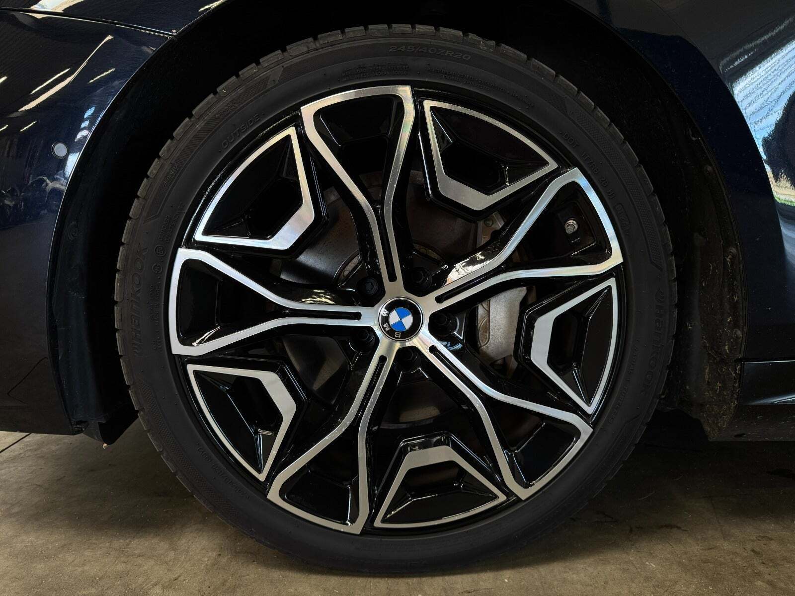 Blå BMW i5 fra 2024