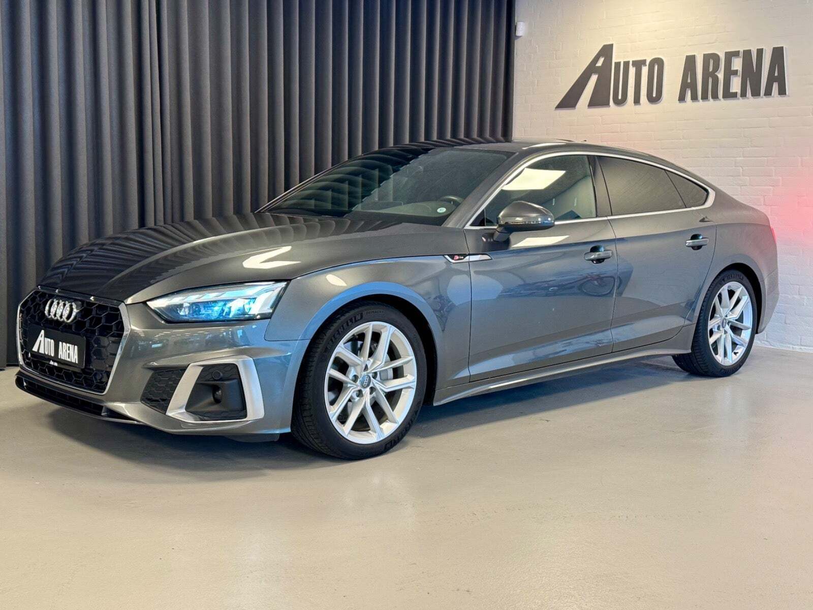 Grå Audi A5 fra 2021 set udefra