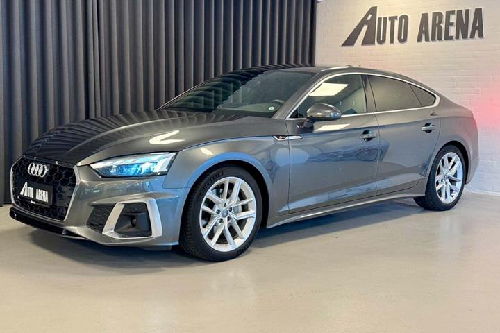Grå Audi A5 fra 2021 set udefra