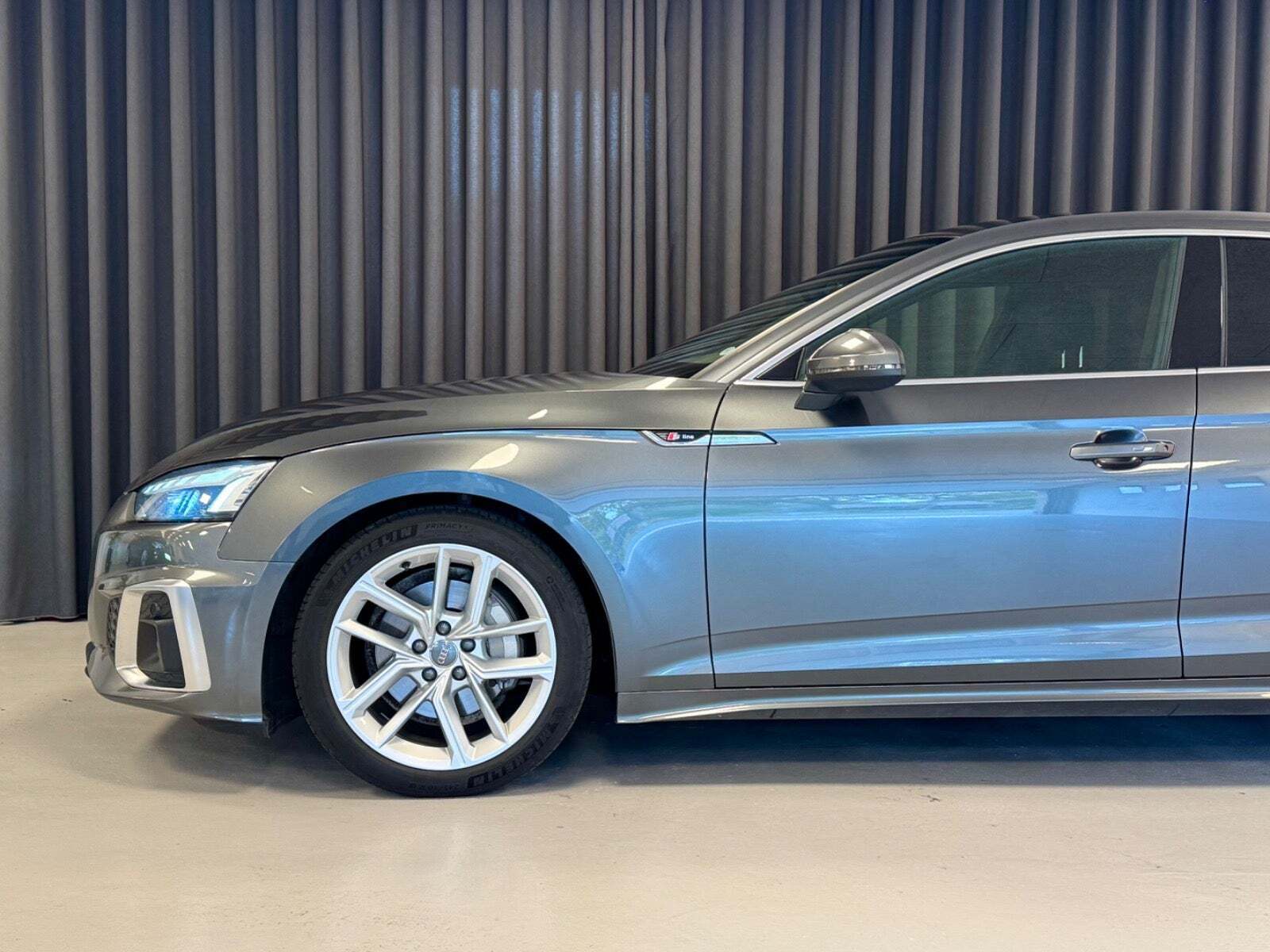 Grå Audi A5 fra 2021