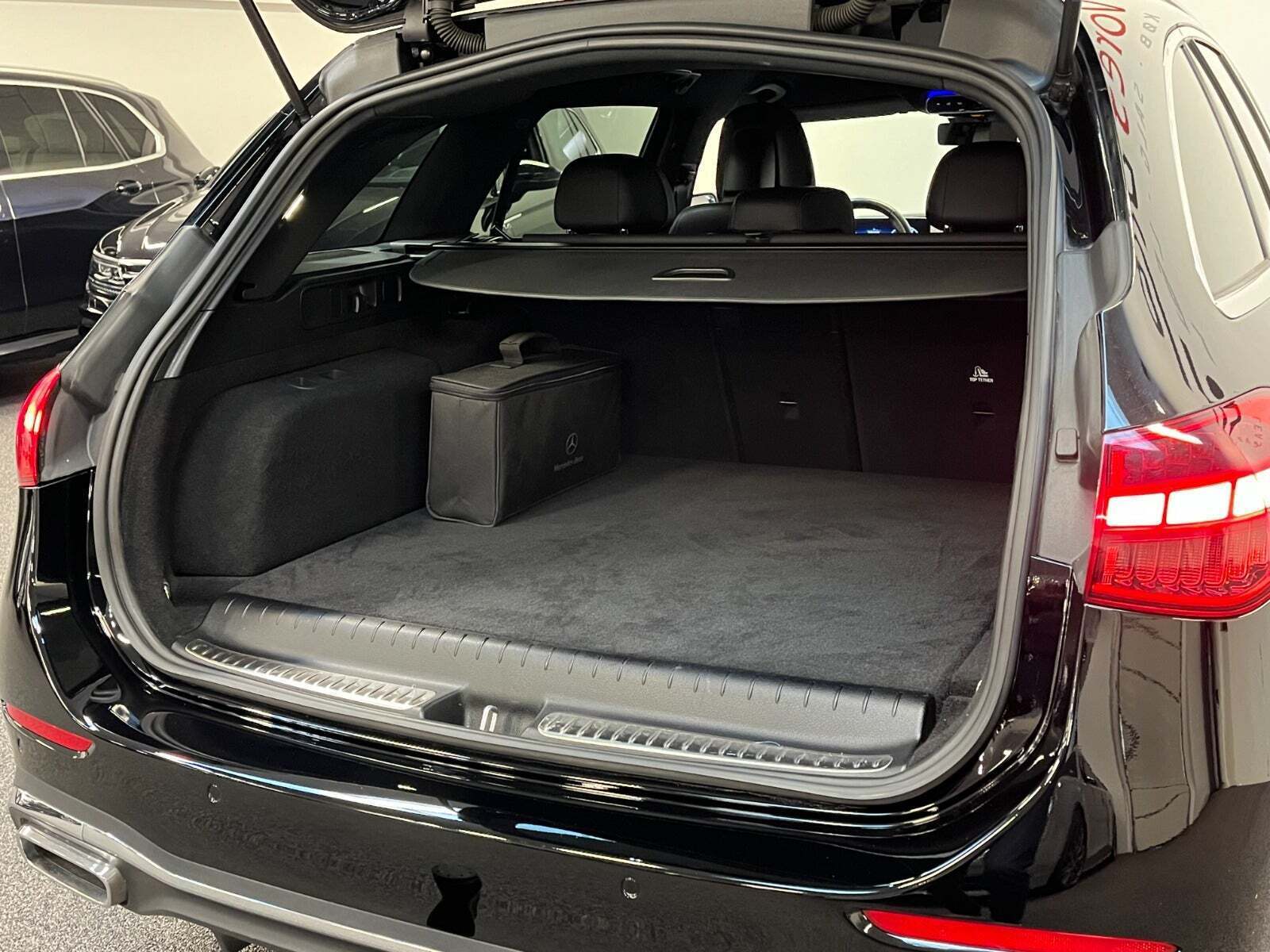 Sort Mercedes C300 e fra 2023