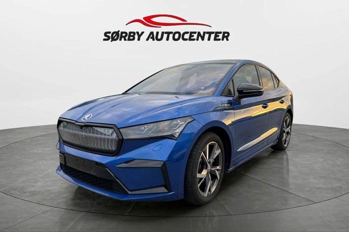 Blå Skoda Enyaq fra 2024 set udefra