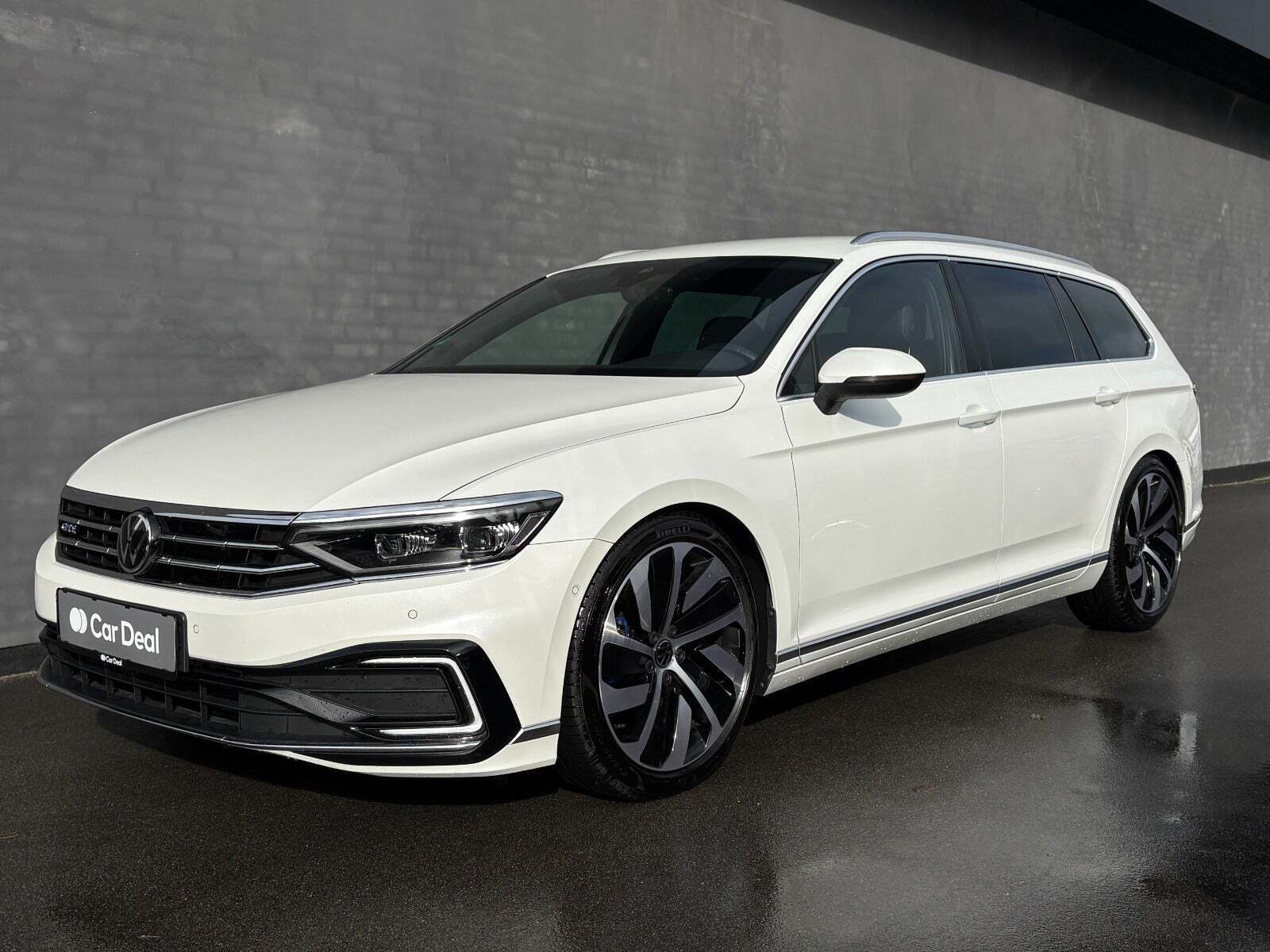 Hvid VW Passat fra 2020 set udefra