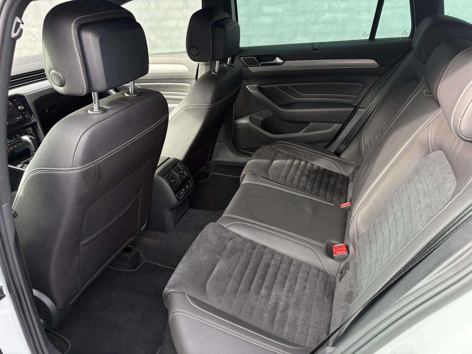 Hvid VW Passat fra 2020