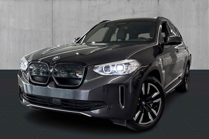 Grå BMW iX3 fra 2021 set udefra