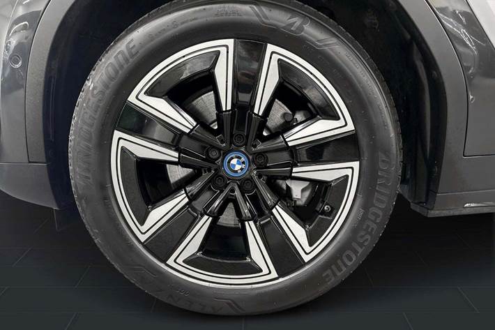 Grå BMW iX3 fra 2021