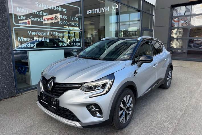 Sølv Renault Captur fra 2020 set udefra