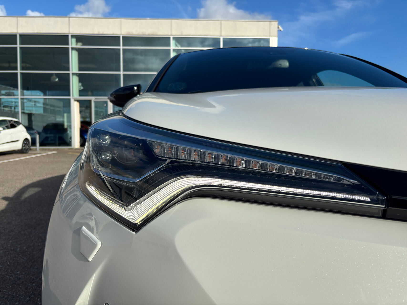 Hvid Toyota C-HR fra 2019
