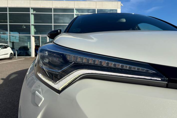 Hvid Toyota C-HR fra 2019