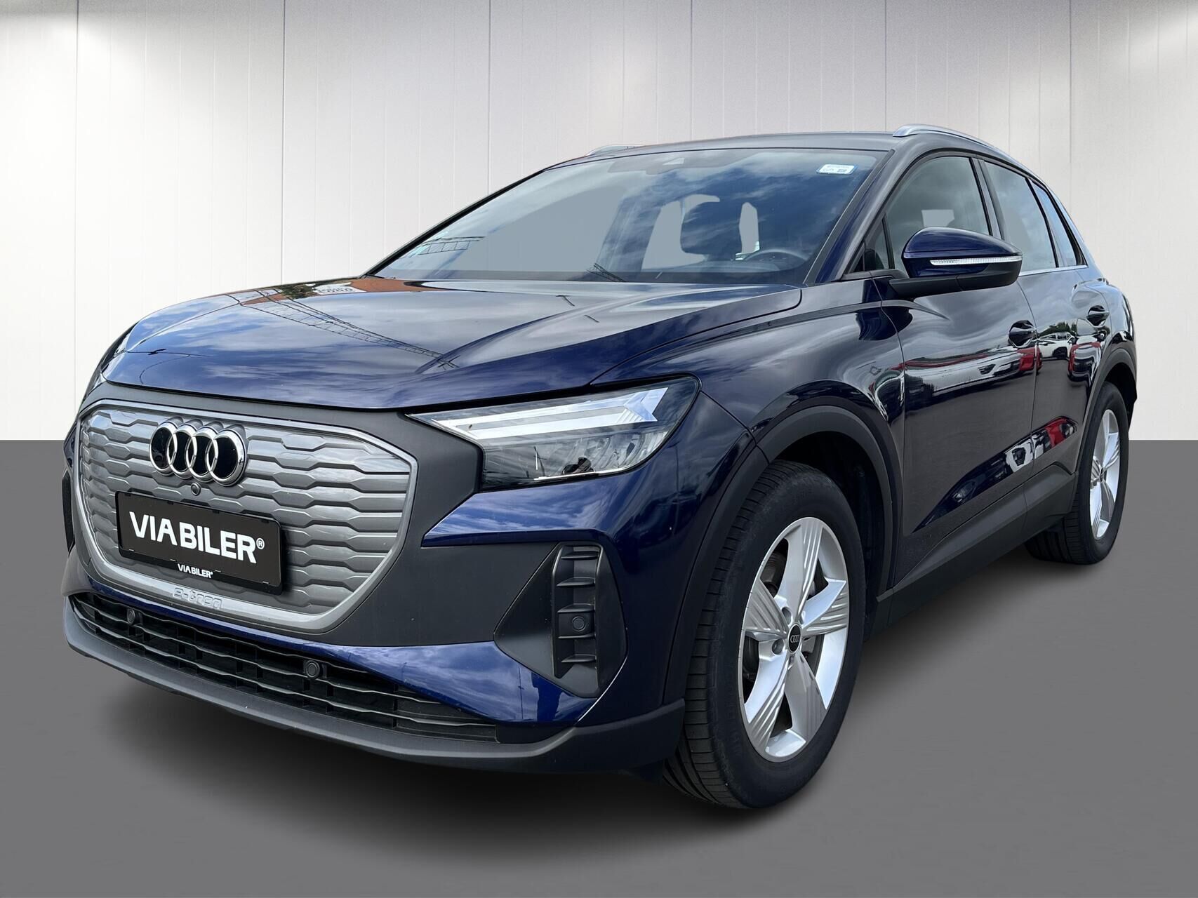 Blå Audi Q4 fra 2024 set udefra