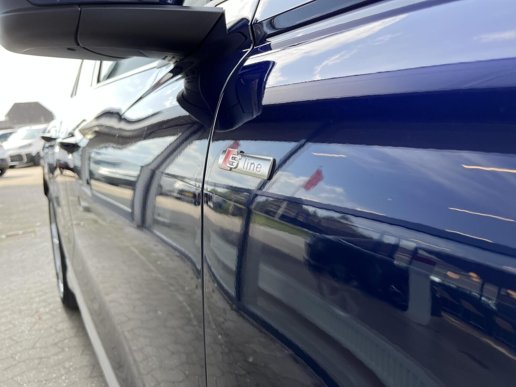 Blå Audi Q4 fra 2023