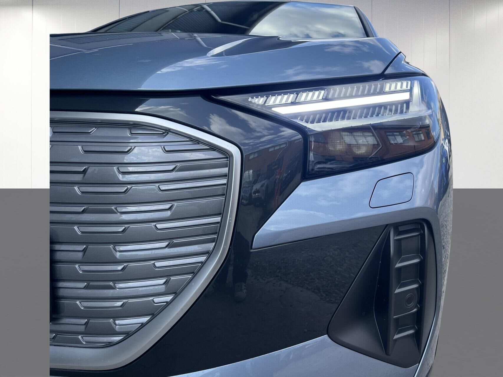 Blå Audi Q4 fra 2025